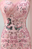 Vestido comprido de mãe da noiva cor-de-rosa brilhante com missangas de sereia e capa lateral