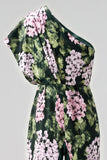Macacões florais verde-escuros com um ombro comprido da mãe da noiva e bolsos
