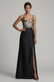 Vestido preto longo de decote em V floral da mãe da noiva com fenda