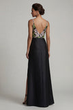Vestido preto longo de decote em V floral da mãe da noiva com fenda