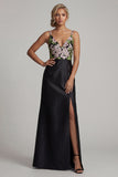 Vestido preto longo de decote em V floral da mãe da noiva com fenda