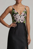 Vestido preto longo de decote em V floral da mãe da noiva com fenda