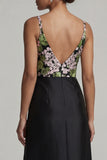 Vestido preto longo de decote em V floral da mãe da noiva com fenda