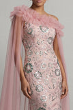 Vestido comprido de mãe da noiva com missangas cor-de-rosa e sereia brilhante com folhos e capa