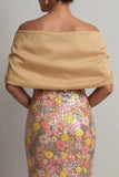 Vestido longo de mãe da noiva com sereia floral amarelo brilhante e fenda