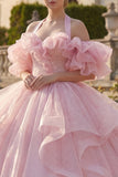 Vestido de baile, decote halter e blush com folhos e mangas bufantes