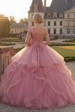 Vestido de baile cor-de-rosa com lantejoulas e um ombro e manga comprida