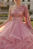 Vestido de baile cor-de-rosa com lantejoulas e um ombro e manga comprida