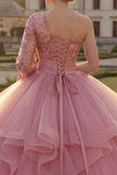 Vestido de baile cor-de-rosa com lantejoulas e um ombro e manga comprida