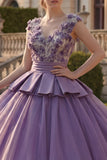 Vestido de baile roxo com decote em V com aplicação e vestido floral de quinceañera