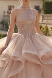 Vestido de baile champanhe de um ombro com missangas e folhos