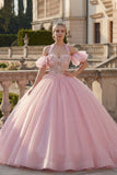 Vestido de baile cor-de-rosa com decote halter e aplicação com mangas esvoaçantes
