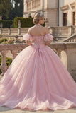 Vestido de baile cor-de-rosa com decote halter e aplicação com mangas esvoaçantes