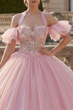 Vestido de baile cor-de-rosa com decote halter e aplicação com mangas esvoaçantes