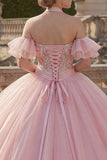 Vestido de baile cor-de-rosa com decote halter e aplicação com mangas esvoaçantes