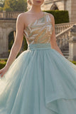 Vestido de baile brilhante, vestido de quinceanera azul empoeirado com lantejoulas de um ombro e folhos
