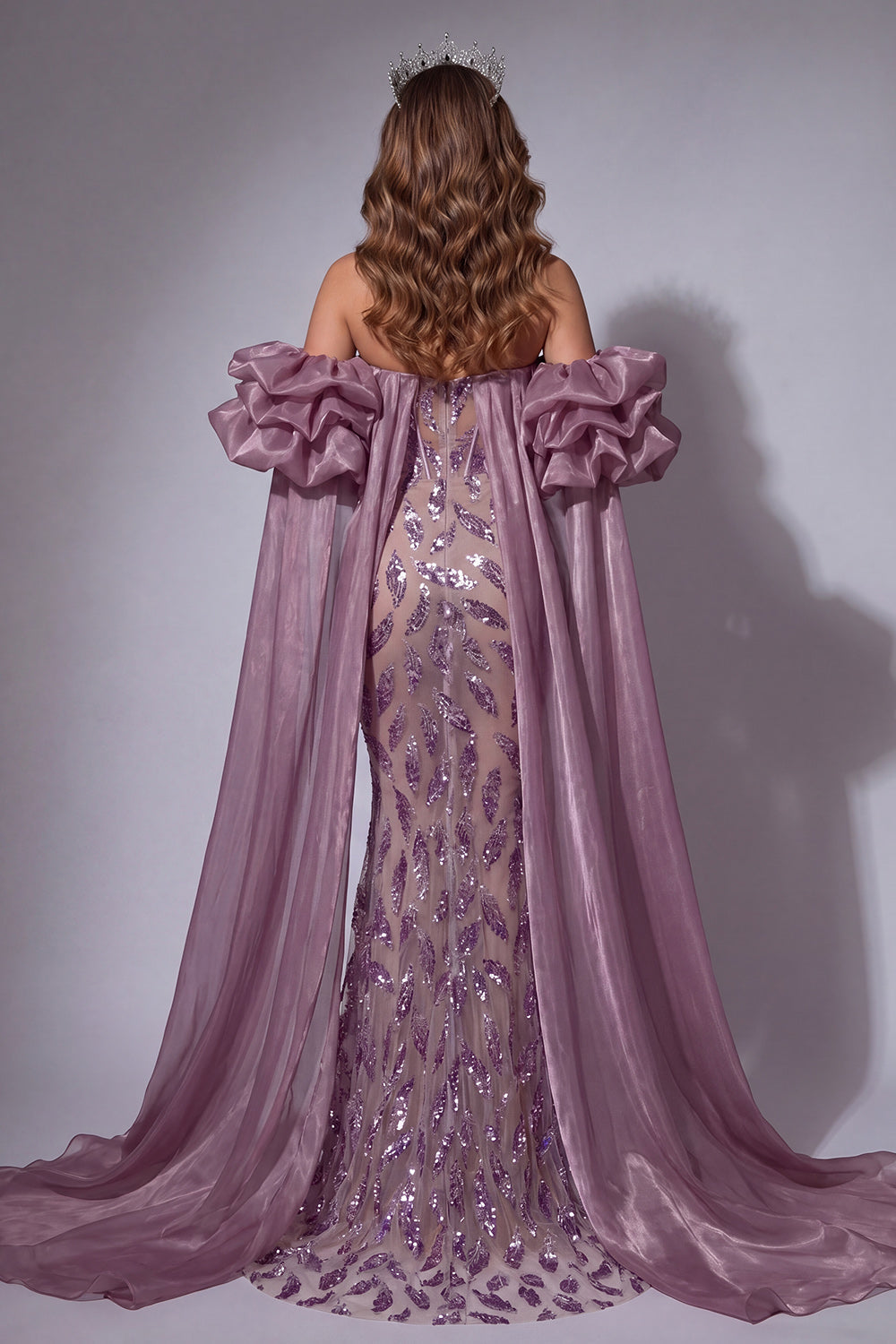Vestido de concurso vintage brilhante de espartilho malva em forma de sereia longa com missangas e folhos e capa