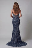 Vestido de concurso de sereia longa azul marinho brilhante com ombros frios e contas