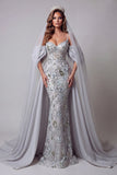 Vestido de concurso com sereia brilhante com contas prateadas e longas alças finas com capa