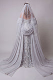 Vestido de concurso com sereia brilhante com contas prateadas e longas alças finas com capa