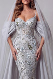 Vestido de concurso com sereia brilhante com contas prateadas e longas alças finas com capa