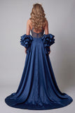 Vestido de concurso de sereia brilhante com folhos e contas longas com capa