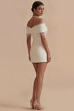 Vestido de formatura branco de ombros franzidos, curto e justo