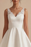 Vestido de graduação branco curto de decote em V com renda