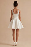 Vestido de graduação branco curto de decote em V com renda