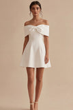 Vestido curto de graduação branco de cetim com ombro descoberto e laço