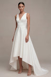 Um vestido branco de noivado alto e baixo com decote em V