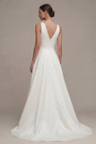 Um vestido branco de noivado alto e baixo com decote em V