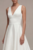 Um vestido branco de noivado alto e baixo com decote em V