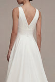 Um vestido branco de noivado alto e baixo com decote em V