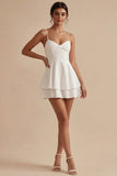 Vestido de graduação branco curto de alças finas com folhos
