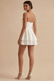 Vestido de graduação branco curto de alças finas com folhos