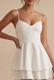 Vestido de graduação branco curto de alças finas com folhos
