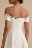 Vestido de graduação curto branco com linha A e laço