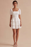 Um vestido mini branco de decote quadrado com folhos e mangas bufantes de linha branca