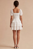 Um vestido mini branco de decote quadrado com folhos e mangas bufantes de linha branca