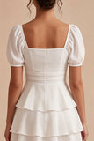 Um vestido mini branco de decote quadrado com folhos e mangas bufantes de linha branca