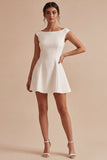 Um vestido branco pequeno de decote bateau