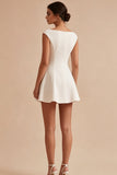 Um vestido branco pequeno de decote bateau