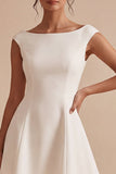 Um vestido branco pequeno de decote bateau