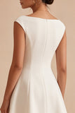 Um vestido branco pequeno de decote bateau