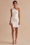 Vestido de Graduação Mini Branco Bodycon Franzido de Um Ombro com Fenda