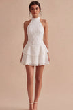 Um Mini Vestido Branco com Folhos em Camadas e Lantejoulas de Linha