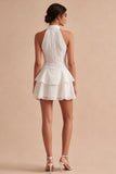 Um Mini Vestido Branco com Folhos em Camadas e Lantejoulas de Linha