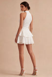 Um Mini Vestido Branco com Folhos em Camadas e Lantejoulas de Linha