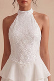 Um Mini Vestido Branco com Folhos em Camadas e Lantejoulas de Linha